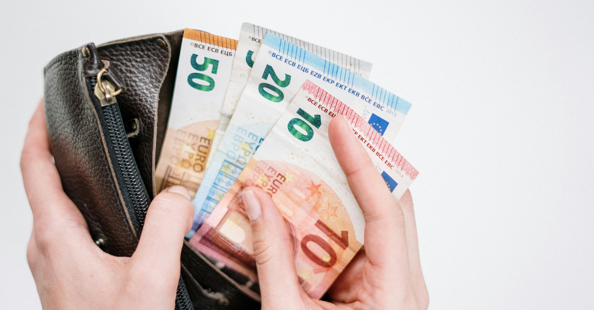 euro briefjes tellen en uit portemonnee halen